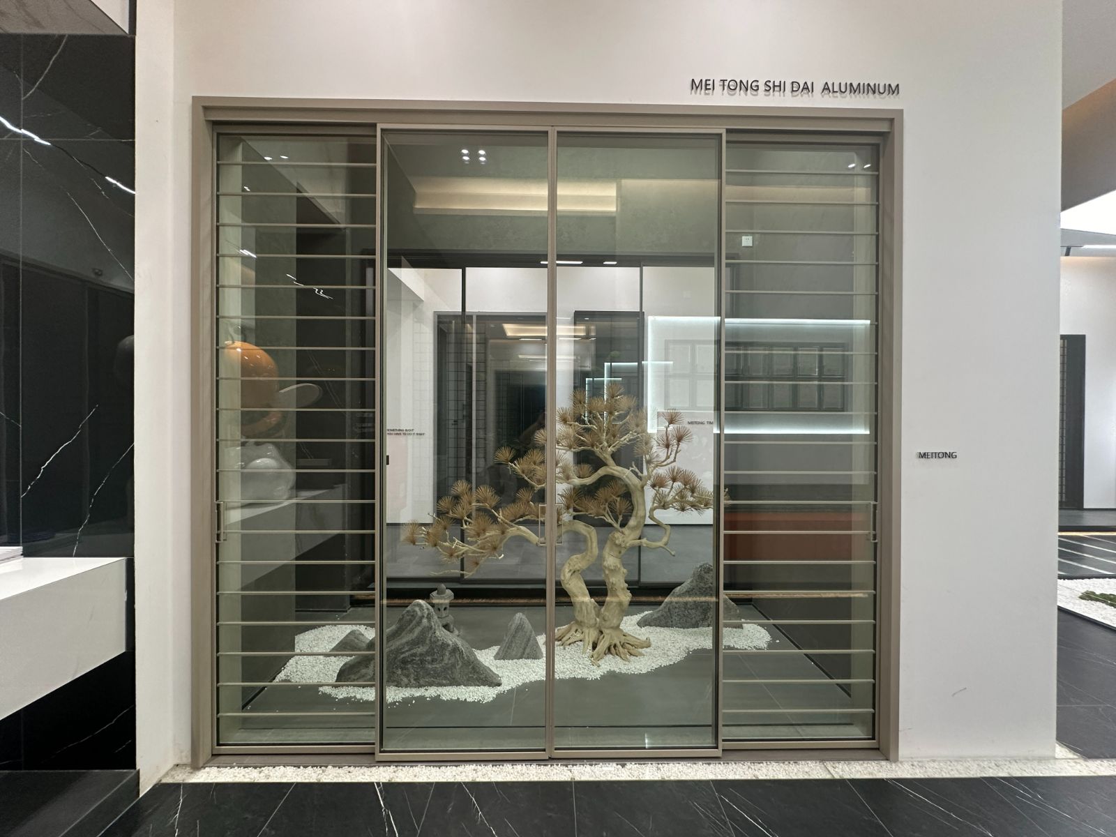 Middle narrow sliding door with ultra-slim interlock
