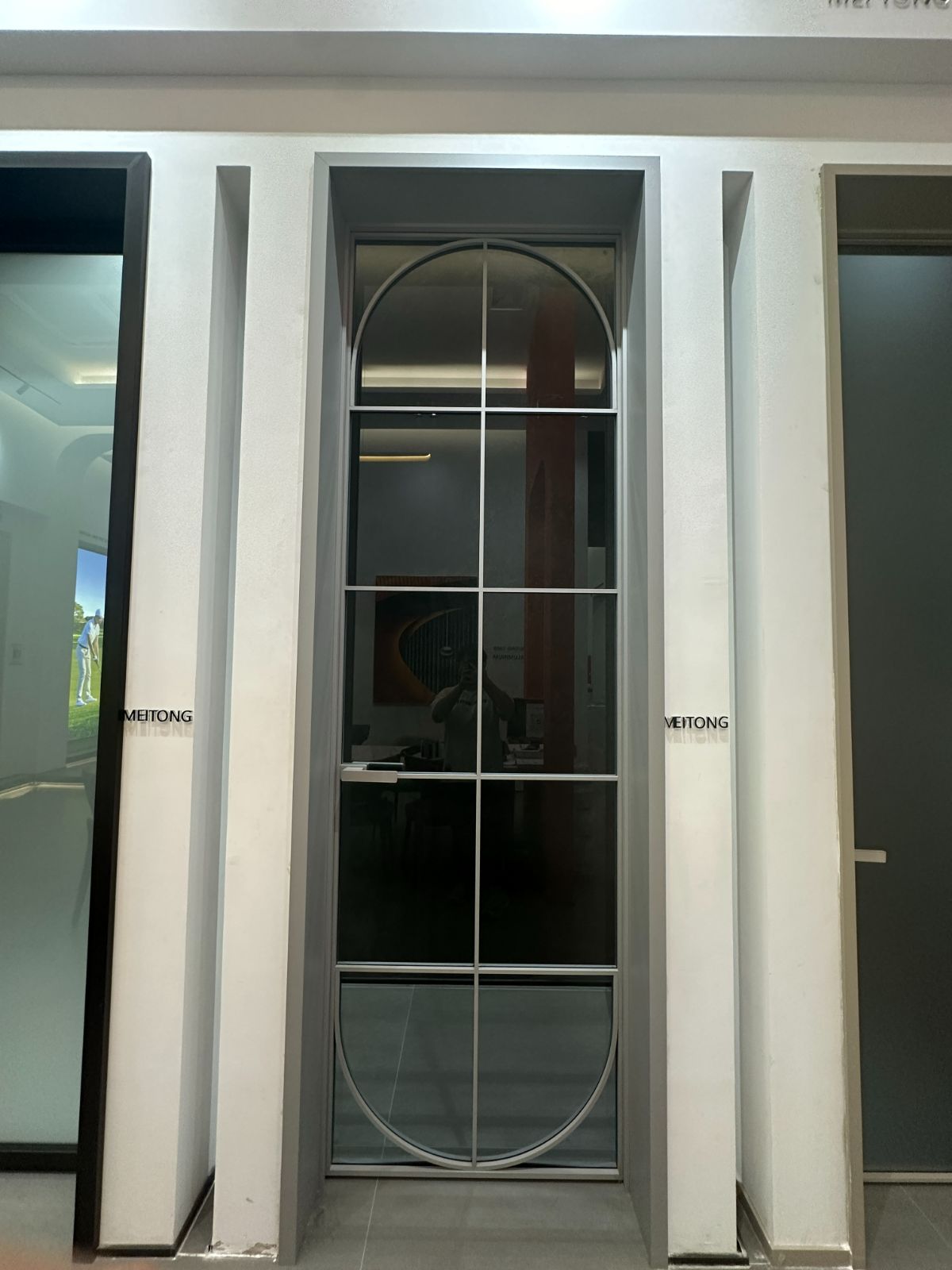 Aluminum hinged door for residential entrances